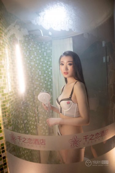 美女扒开尿口